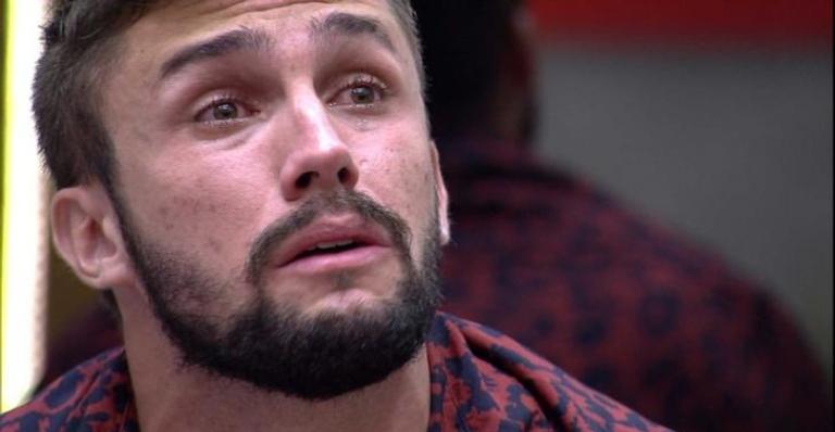 BBB21: Após briga com Fiuk no ao vivo, Arthur entra no confessionário e pensa em desistir do reality