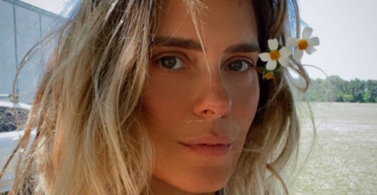 Carolina Dieckmann esbanja boa forma ao protagonizar lindos cliques em meio à natureza