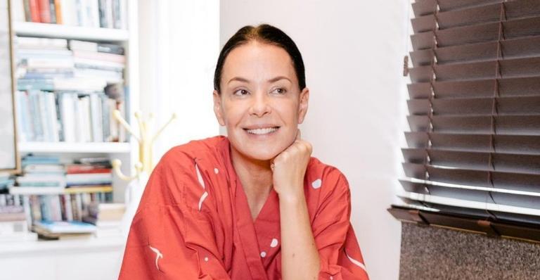 Carolina Ferraz exibe rosto impecável em clique sem maquiagem: ”Perfeita”
