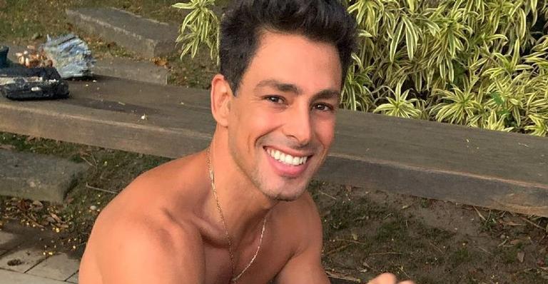 Cauã Reymond arranca suspiros ao publicar selfie nas redes sociais