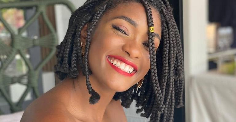 Erika Januza surge com look deslumbrante e deixa web babando: ”É maravilhosa que fala?”