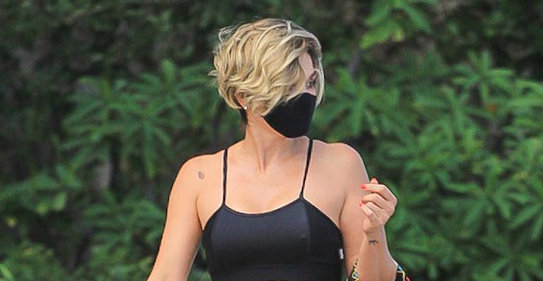 Flávia Alessandra esbanja boa forma ao ser flagrada com look fitness