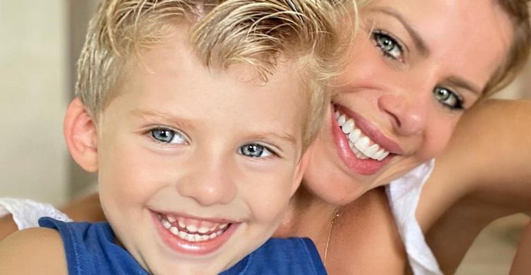 Karina Bacchi transmite bela mensagem ao posar com seu filho: ”Deus escuta seus silêncios”