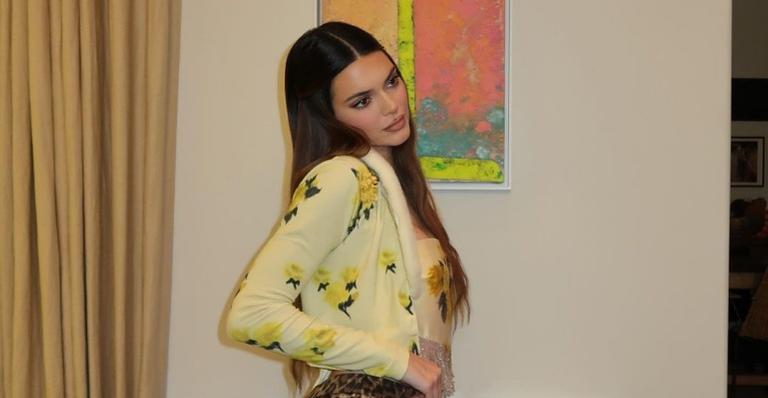Kendall Jenner puxa biquíni nude finíssimo e exibe corpão em cliques sensuais