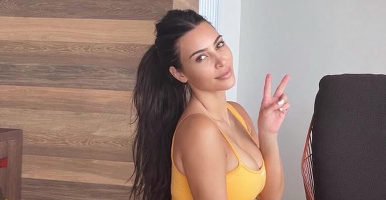 Kim Kardashian esbanja alto astral ao posar para belíssimos cliques na praia: ”Felicidade”