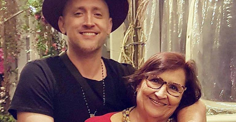 Mãe de Paulo Gustavo agradece orações e pede: ”Se cuidem”