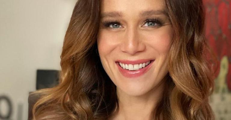 Mariana Ximenes encanta ao posar coladinha com cachorrinho: ”Chameguinho”