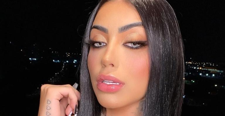 Mirella ostenta corpaço com biquíni fio dental e para tudo com bumbum perfeito: ”Sensacional”