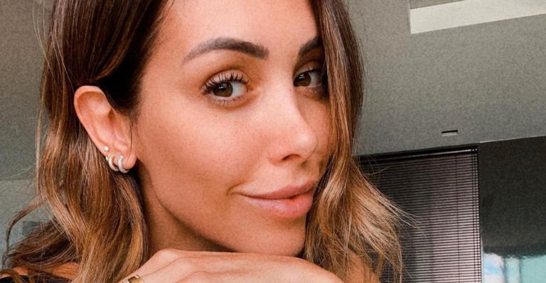 Ostentando boa forma, Bella Falconi pega pesado na academia: ”Treino de hoje feito”