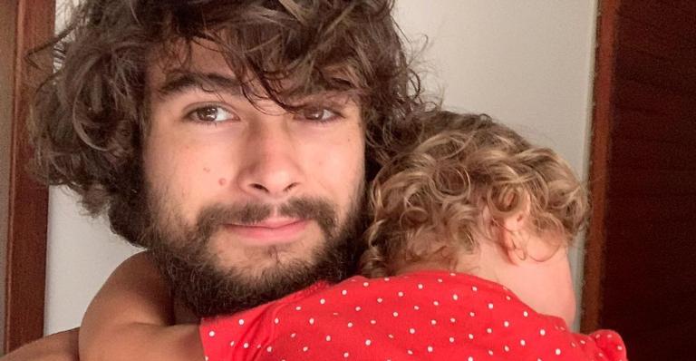 Rafa Vitti publica selfies nas redes sociais e brinca: ”Adm do fã clube oficial da Clara Maria”