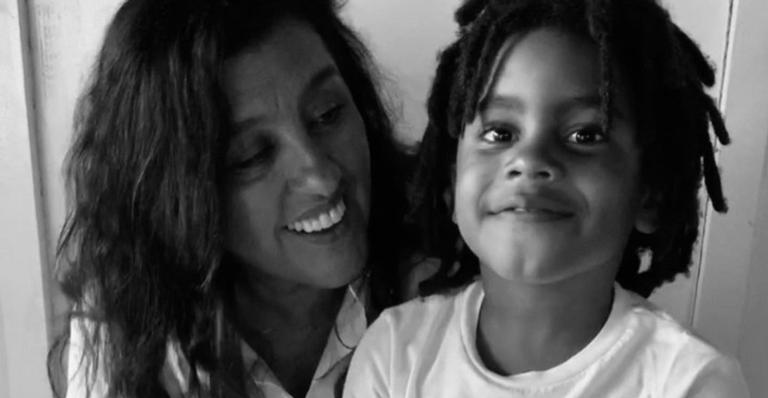 Regina Casé compartilha os antigos visuais do filho e se derrete: ”Cabelos mais lindos do mundo”