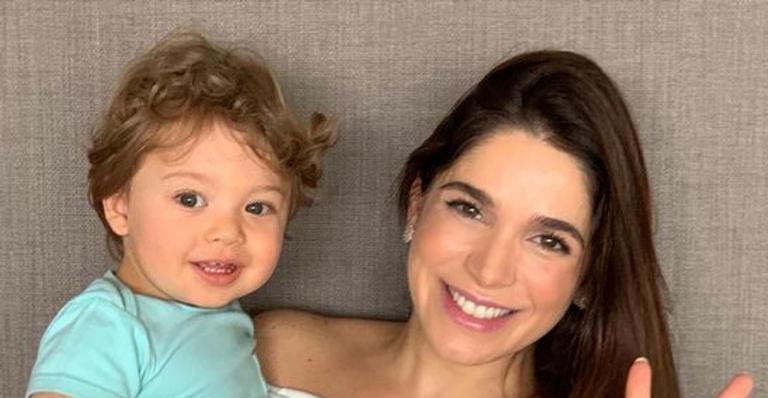 Comendo melancia, Sabrina Petraglia encanta a web ao posar com o filho, Gael: ”Lindos demais”