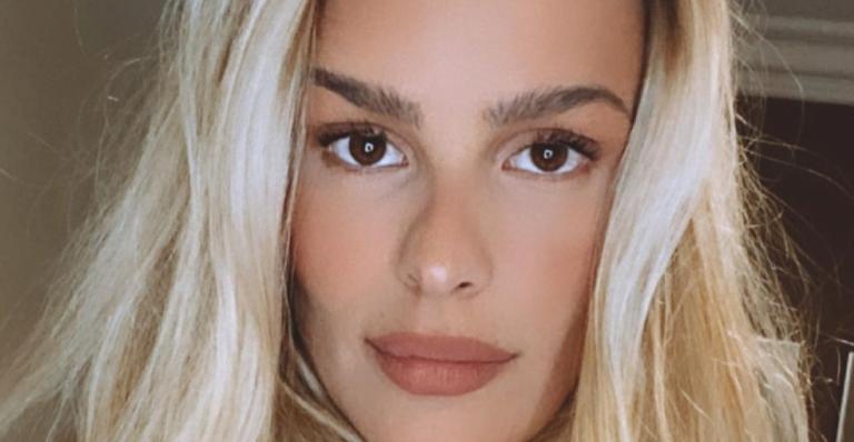 Yasmin Brunet empina o bumbum com biquíni fio dental e exibe shape impecável: ”Parece uma sereia”