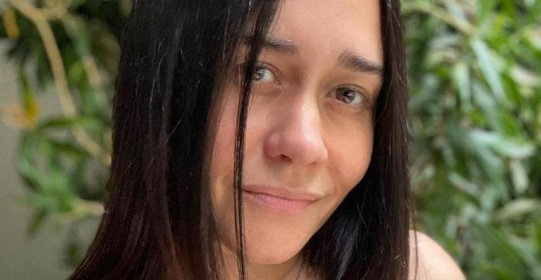 Alessandra Negrini posa tomando um solzinho e motiva os internautas