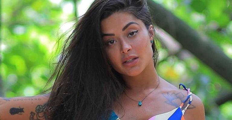 Aline Riscado ostenta shape escultural com biquíni fininho e cavado: ”Que corpo é esse?”