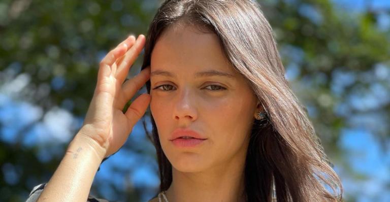 Laura Neiva esbanja plenitude e simpatia ao posar para lindo clique: ”Acabaram os dias no sítio”