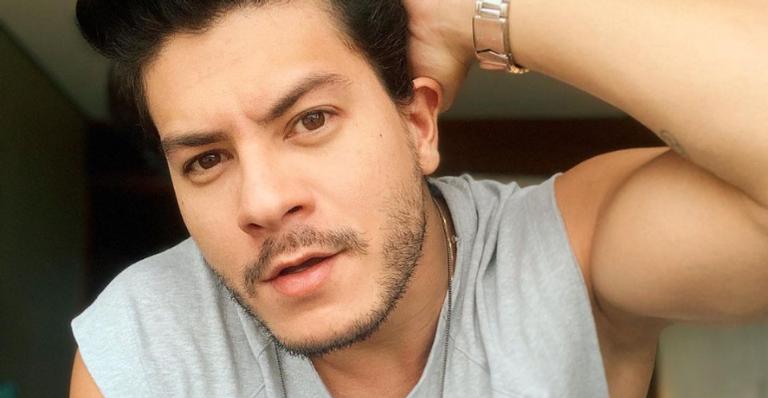 Arthur Aguiar posa com violão e promete novidades aos fãs: ”Estamos gravando”