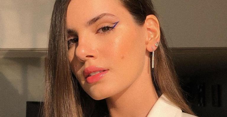 De calcinha e camiseta, Camila Queiroz posa deslumbrante em cadeira: ”Muito maravilhosa”