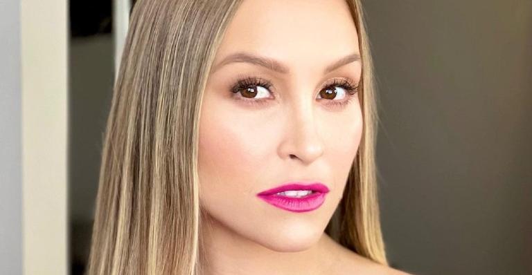 Carla Diaz surge toda sorridente ao desejar um bom dia para os internautas