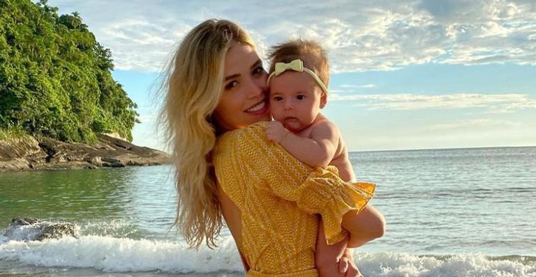 Carol Dias aparece de chamego com a filha, Esther, e encanta: ”Que delícia”