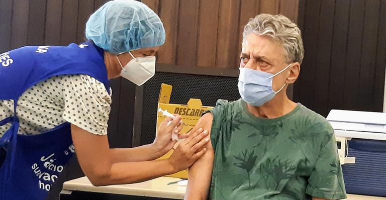 Chico Buarque toma a segunda dose da vacina contra a Covid-19