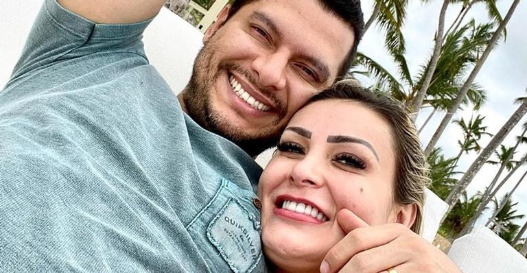 Curtindo lua de mel, Andressa Urach se declara ao marido: ”Te amo, meu Thiago”