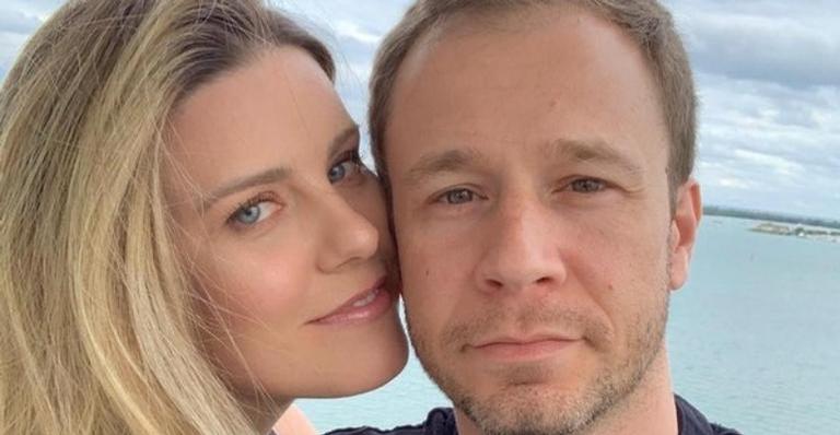 Daiana Garbin elogia discurso do marido, Tiago Leifert, no BBB21: ”Sinto muito orgulho!”