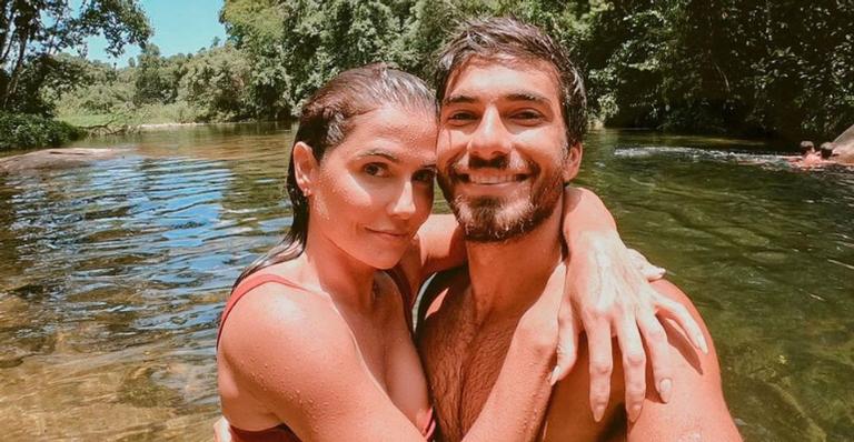 Deborah Secco transforma mensagens do marido em frases motivacionais e diverte web