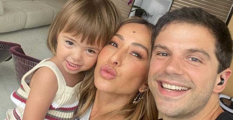 Sabrina Sato e Zoe flagram Duda Nagle fazendo stand up paddle e a bebê julga: ”Papai é folgado”