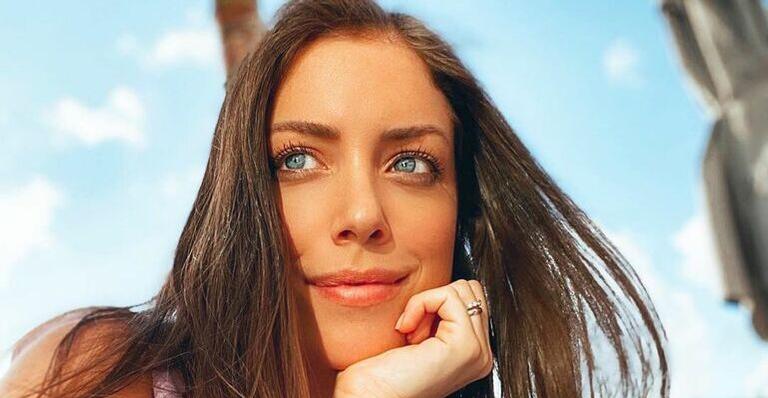Com as filhas gêmeas, Fabiana Justus faz cliques encantadores em jardim