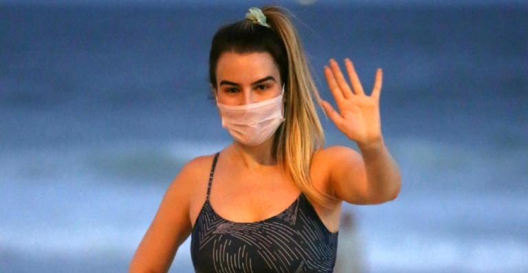 De top e shortinho, Fernanda Keulla é flagrada se exercitando na praia e rouba a cena com corpão