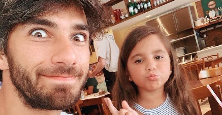 Hugo Moura publica clique de Maria Flor mergulhando e se derrete: ”Como ela é linda”
