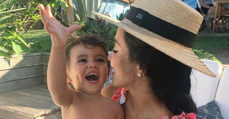 Jade Seba flagra Zion subindo em uma balança e brinca: ”Que fase, filho”