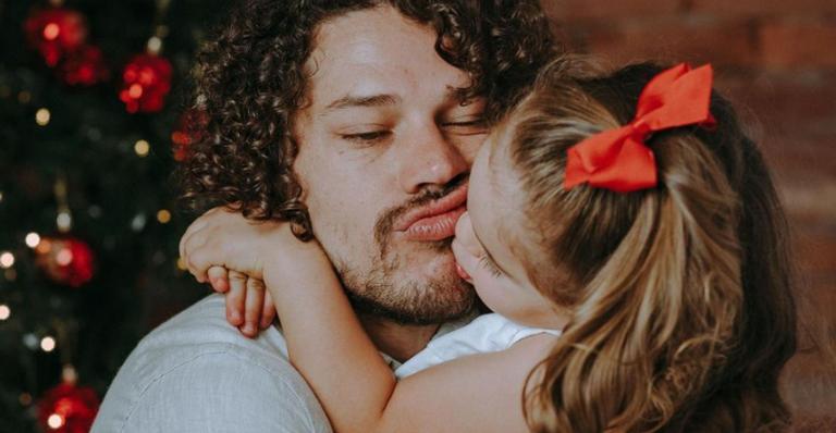 José Loreto descansa na rede com a filha e se derrete: ”Amor transborda do peito”