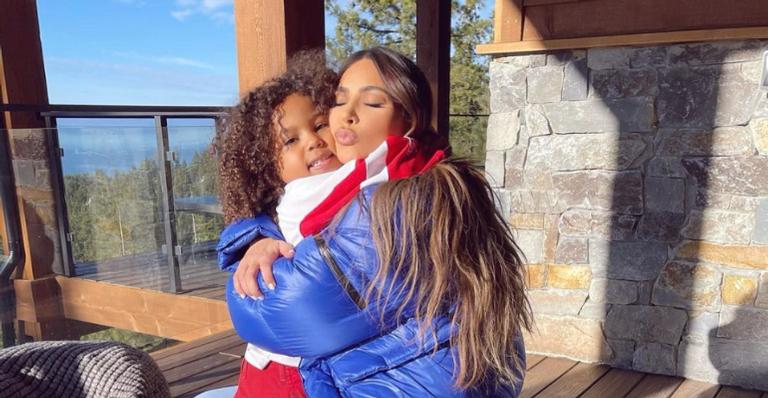 Kim Kardashian fala sobre relação de Saint com melhor amigo: ”Brigam como um casal”