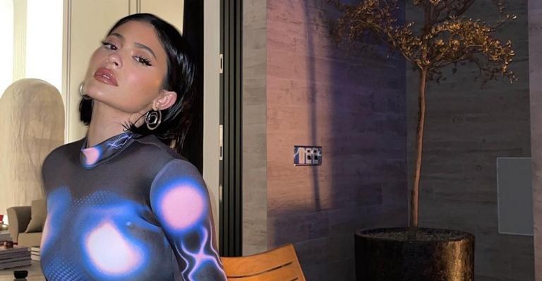 Usando vestido justo, Kylie Jenner ostenta curvas esculturais em vídeo: ”Perfeição”