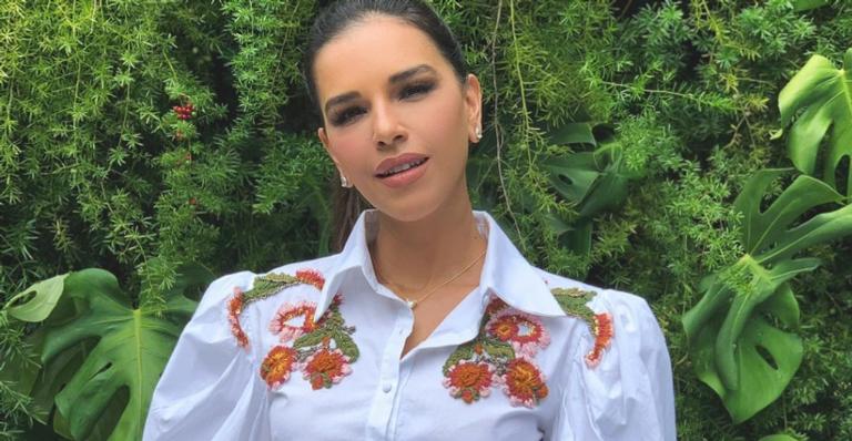 Nas Maldivas, Mariana Rios posa de biquíni diante de paisagem paradisíaca