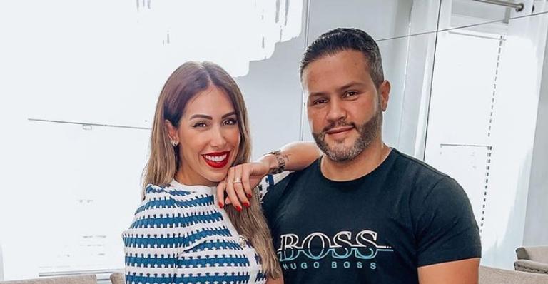 Na piscina, Bella Falconi dá beijão em Maguila e se declara: ”Te amo tanto”
