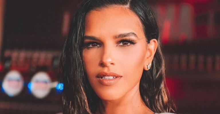Nas Maldivas, Mariana Rios dispensa parte de cima do biquíni e posa com a camisa aberta: ”Sereia”