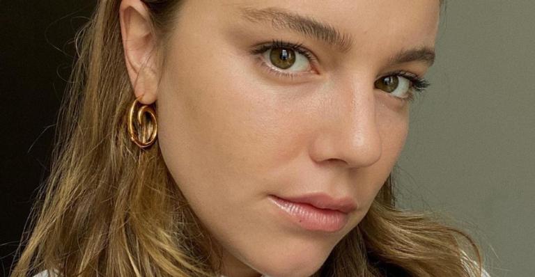 Preocupada, Alice Wegmann reza na praia: ”Pelo Paulo Gustavo e pelo nosso país”