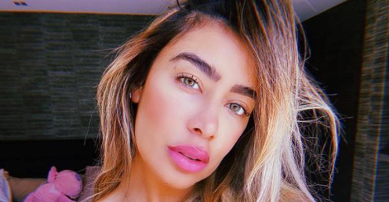 Rafaella Santos exibe cinturinha fina em novo clique