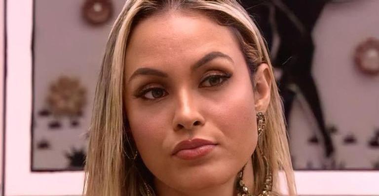 Sarah posa com pijaminha sexy e arranca suspiros no Instagram