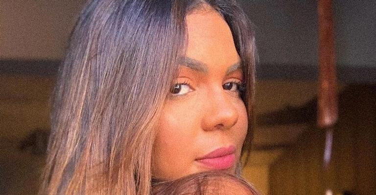 Tays Reis esbanja corpão com vestido micro justinho e rouba a cena com pernões: ”Uma deusa!”