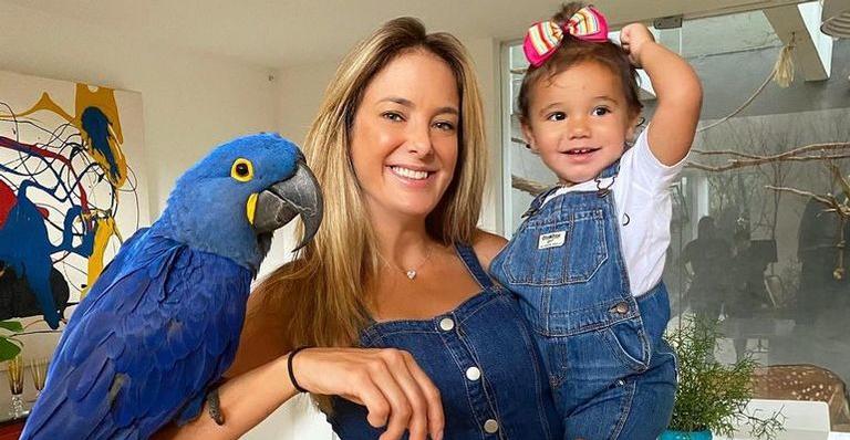 Filha de Ticiane Pinheiro surge coberta de molho de macarrão e explode o fofurômetro