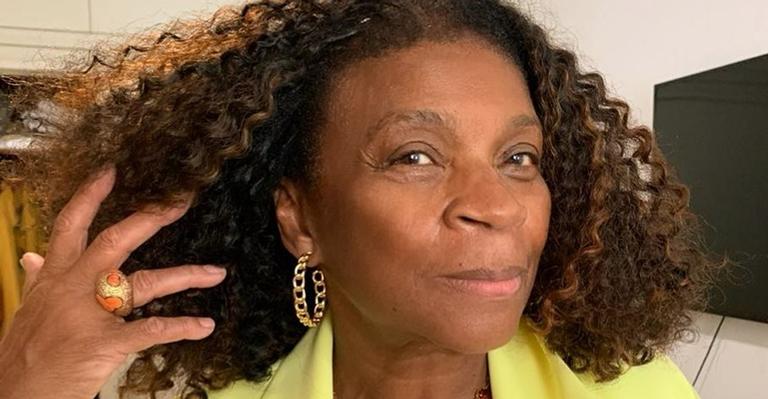 No Dia do Jornalista, Zezé Motta homenageia profissionais: ”Só posso dizer obrigada e aplaudir”