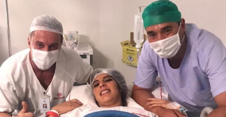 André Rizek mostra os filhos gêmeos com Andreia Sadi