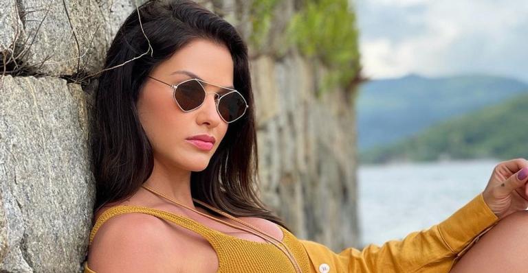 De rosa, Andressa Suita posa produzida em clique e impressiona com beleza: ”Pefeita”