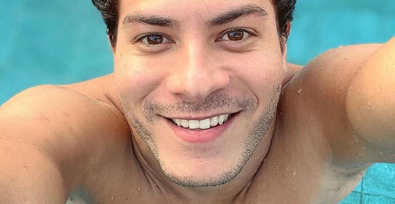 Arthur Aguiar relembra aulas de natação na infância: ”Uma das minhas paixões”