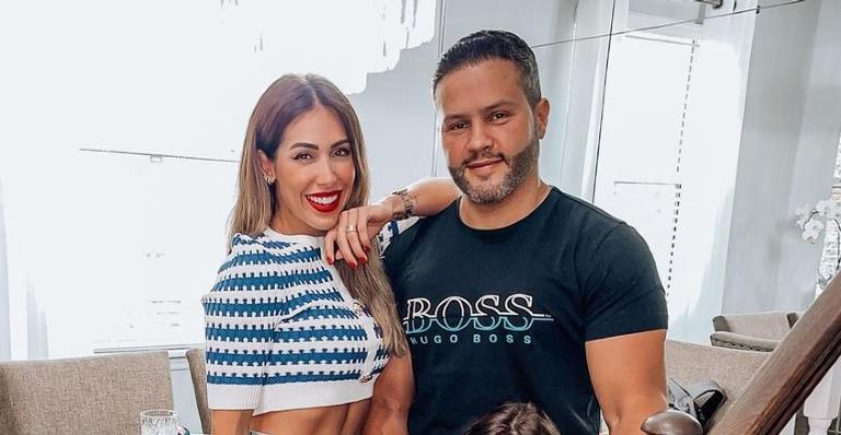 Bella Falconi posa com Maguila na praia e se declara: ”To the moon and back”