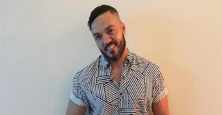 Belo compartilha foto antiga e dispara: ”Novinho e loirinho”